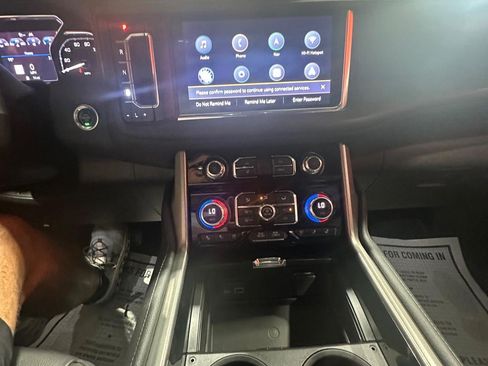Used 2021 GMC Yukon Denali w/ Denali Premium Package AWD/4WD image 22