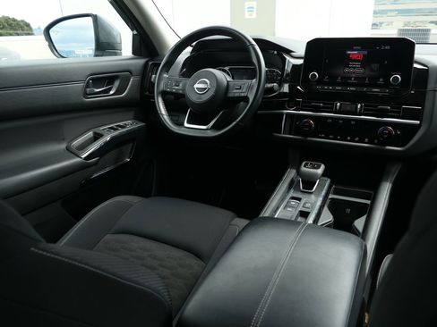 Used 2025 Nissan Pathfinder SV FWD image 24