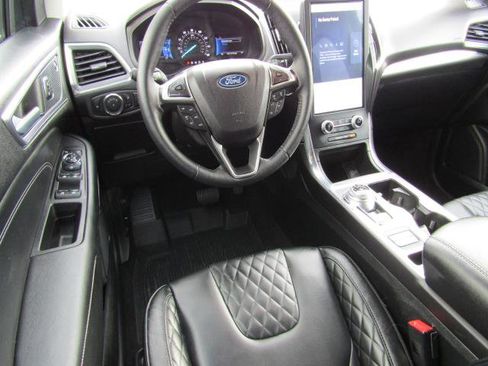 Used 2024 Ford Edge Titanium image 2