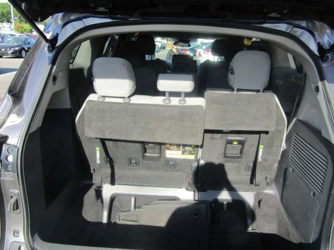 Used 2022 Toyota Sienna LE FWD image 24