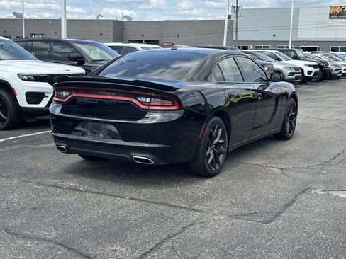 Used 2022 Dodge Charger SXT w/ Blacktop Package RWD image 4