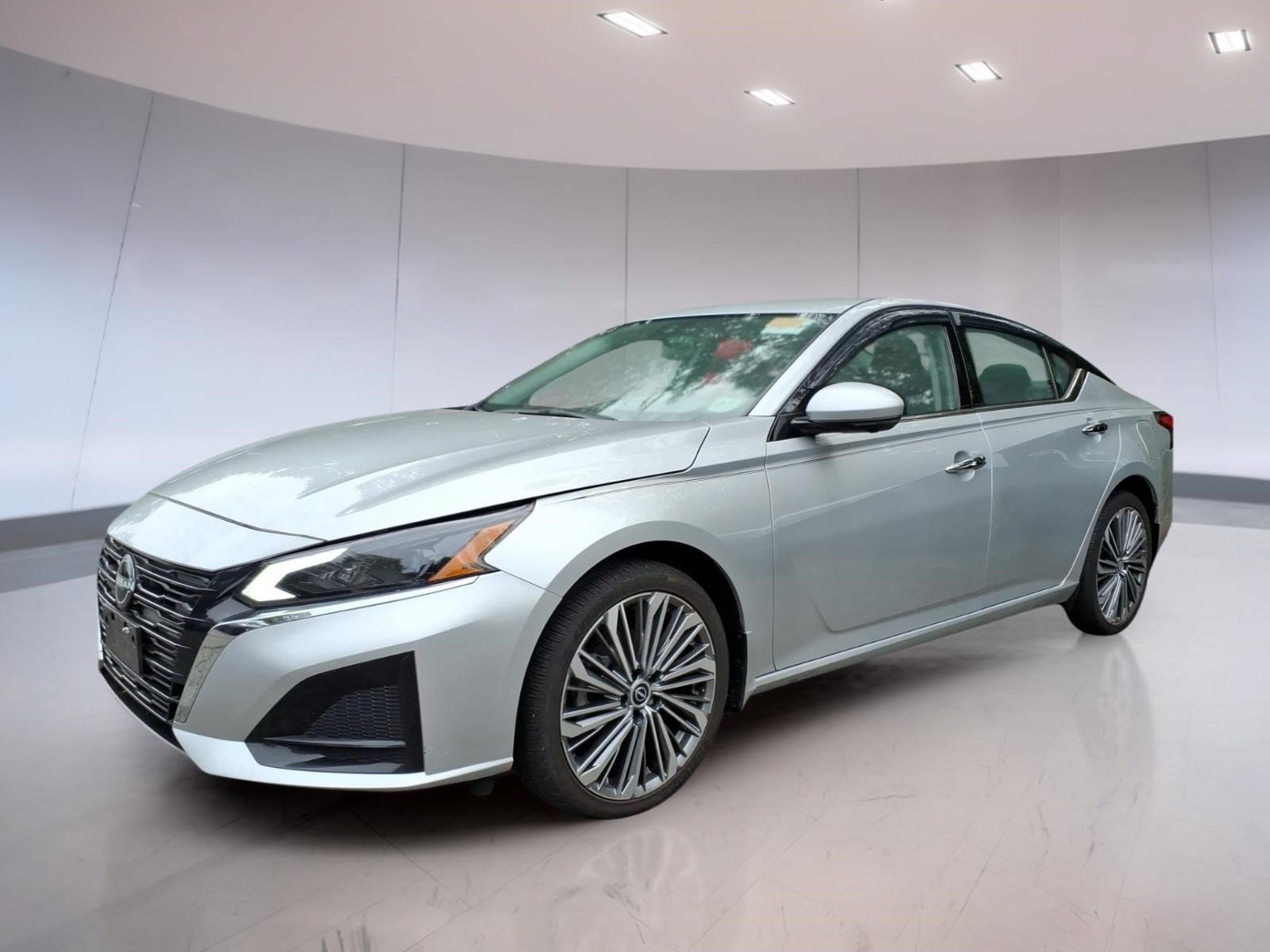 Used 2024 Nissan Altima 2.5 SL AWD/4WD image 2