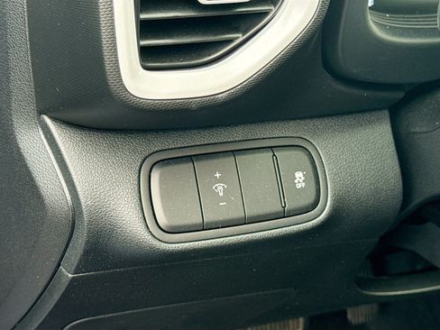 Used 2023 Hyundai Venue Limited FWD image 10