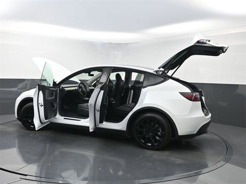 Used 2024 Tesla Model Y Long Range image 36