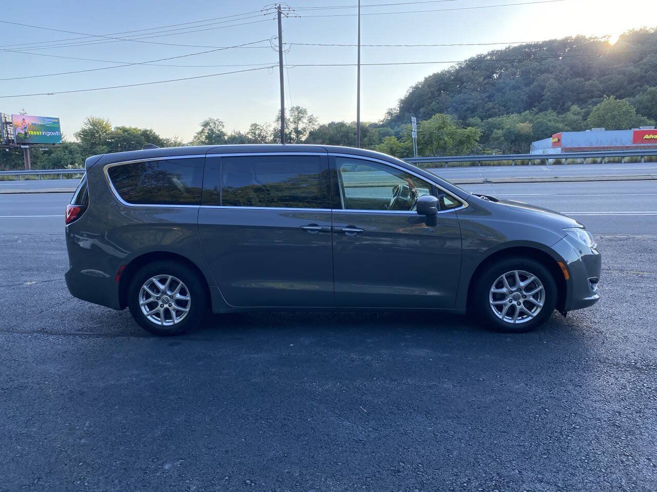 Used 2020 Chrysler Pacifica Touring FWD image 5