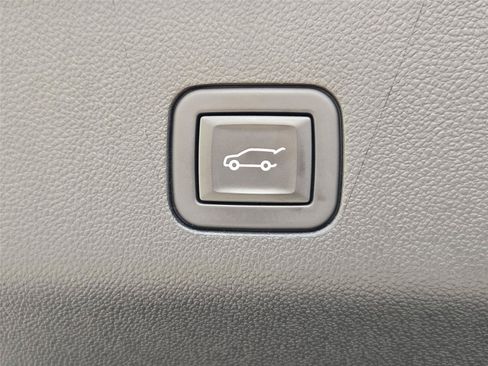 Used 2024 Chevrolet Tahoe Z71 w/ Luxury Package AWD/4WD image 31