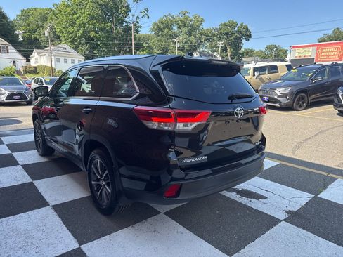 Used 2019 Toyota Highlander XLE AWD/4WD image 4