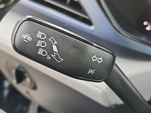 Used 2024 Volkswagen Taos SE image 27