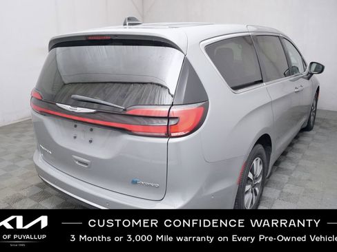 Used 2023 Chrysler Pacifica Touring-L image 5