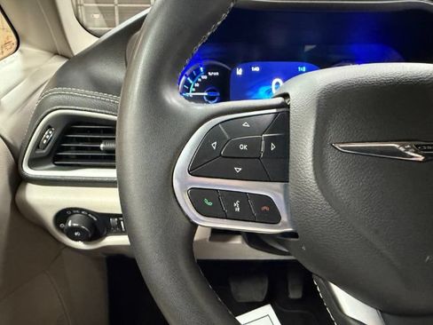 Used 2024 Chrysler Pacifica Limited FWD image 22