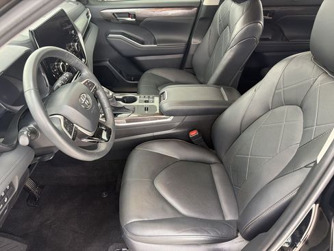 Used 2023 Toyota Highlander Platinum FWD image 5