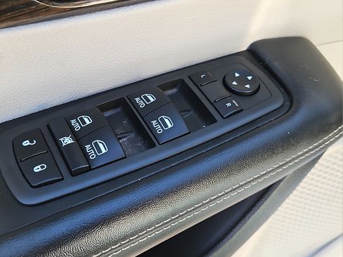 Used 2022 Chrysler Pacifica Limited FWD image 18