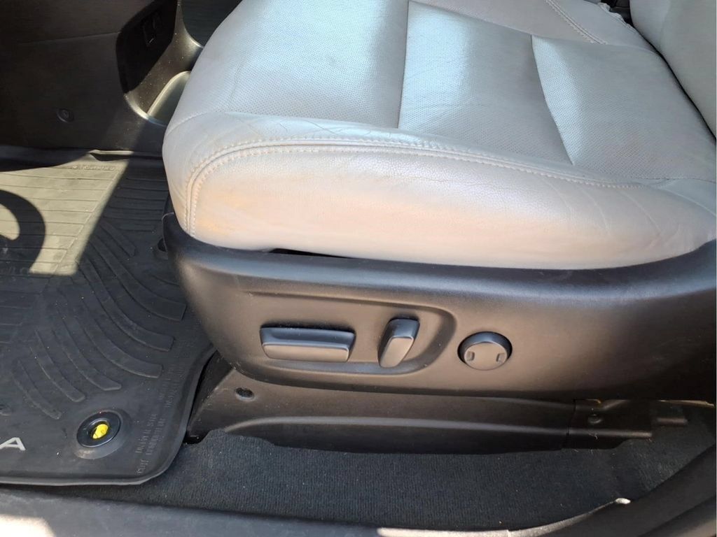 Used 2020 Toyota Sienna Limited Premium FWD image 17