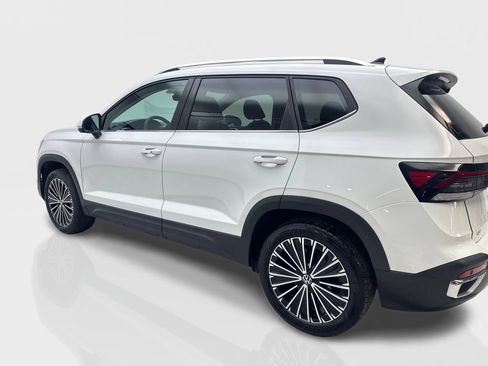 Used 2025 Volkswagen Taos SE w/ Panoramic Sunroof Package FWD image 14