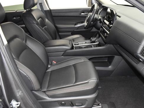 Used 2025 Nissan Pathfinder SL AWD/4WD image 24