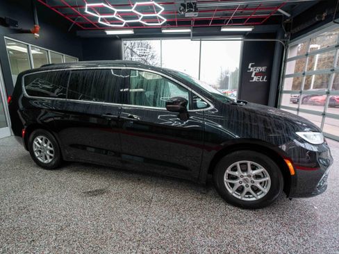 Used 2022 Chrysler Pacifica Touring-L image 5