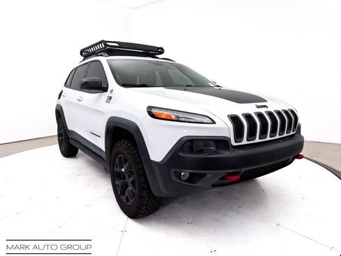 Used 2018 Jeep Cherokee Trailhawk w/ Quick Order Package 27L AWD/4WD image 1