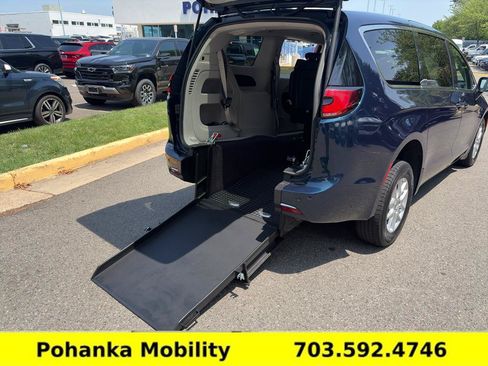 Used 2023 Chrysler Pacifica Touring-L FWD image 28