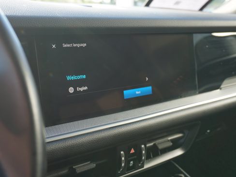 Certified 2024 Porsche Cayenne AWD/4WD image 21