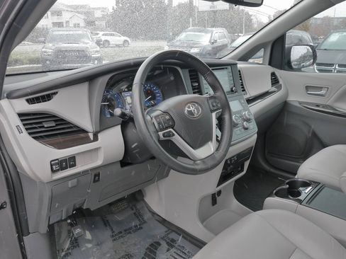 Used 2020 Toyota Sienna XLE Premium image 24
