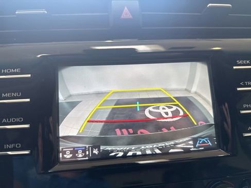 Used 2018 Toyota Camry XLE FWD image 16