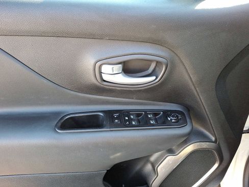 Certified 2023 Jeep Renegade Latitude w/ Sun & Fun Group image 12