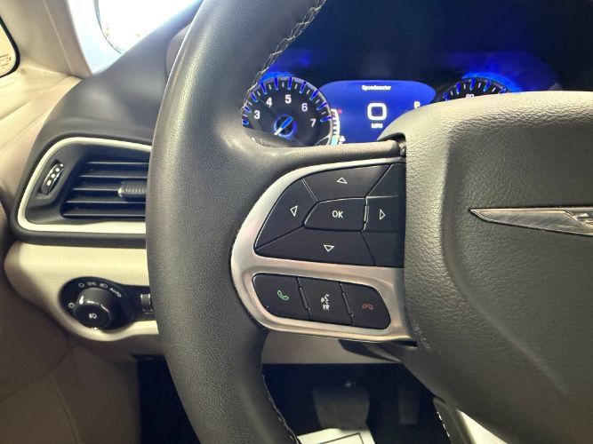 Used 2024 Chrysler Pacifica Touring-L FWD image 22