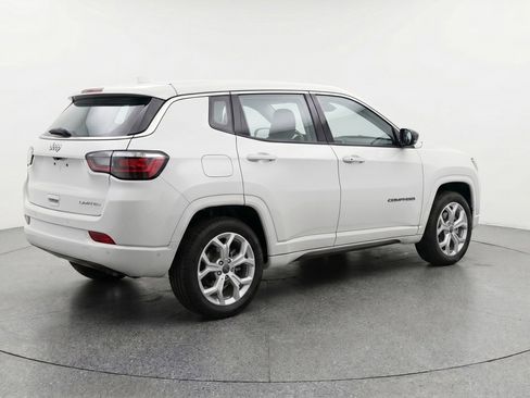 Used 2025 Jeep Compass Latitude AWD/4WD image 9