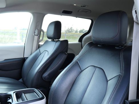 Used 2020 Chrysler Pacifica Touring-L w/ Tire & Wheel Group image 11