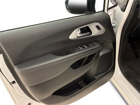 Used 2025 Chrysler Pacifica Limited image 13