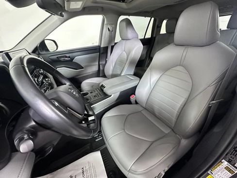 Used 2020 Toyota Highlander XLE AWD/4WD image 24