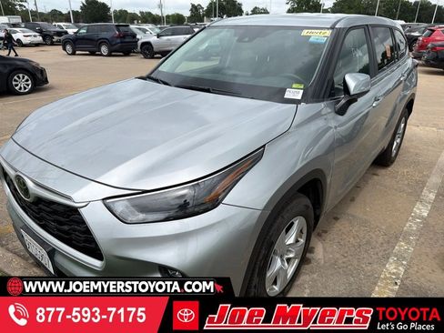 Used 2025 Toyota Highlander LE FWD image 1