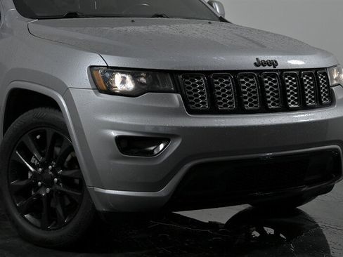 Used 2020 Jeep Grand Cherokee Altitude RWD image 2