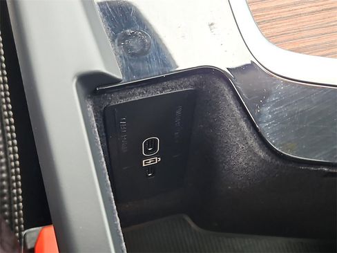 Used 2023 Volvo XC60 B6 Ultimate w/ Protection Package Premier image 19