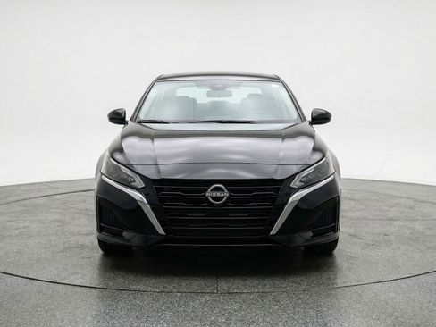 Used 2025 Nissan Altima 2.5 SV image 2