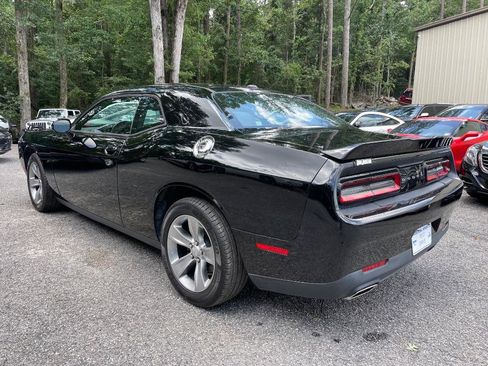 Used 2018 Dodge Challenger SXT image 9