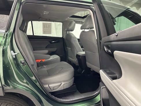 Used 2025 Toyota Highlander XLE image 59