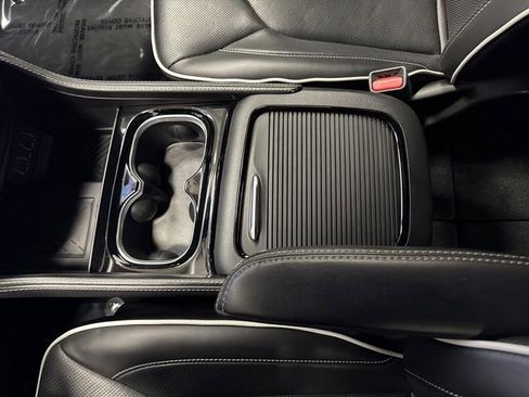 Used 2025 Chrysler Pacifica Limited image 21