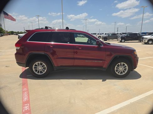 Used 2020 Jeep Grand Cherokee Laredo AWD/4WD image 2