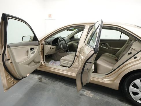 Used 2010 Toyota Camry LE FWD image 16