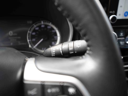 Used 2023 Toyota Highlander XLE AWD/4WD image 14