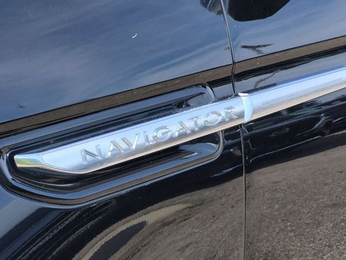 Used 2018 Lincoln Navigator Reserve AWD/4WD image 13
