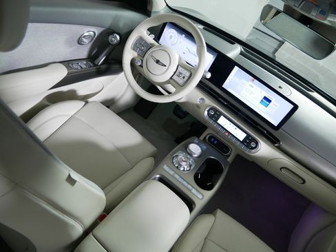 Used 2025 Genesis GV60 Advanced AWD/4WD image 9