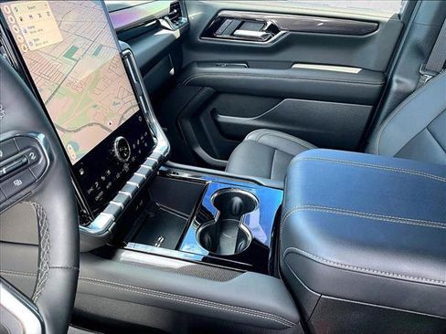 Used 2025 GMC Yukon Elevation w/ Elevation Premium Package RWD image 15