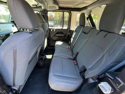 Used 2025 Jeep Wrangler Unlimited Sahara AWD/4WD image 25