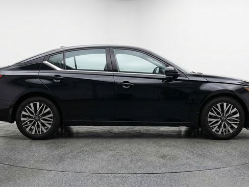 Used 2025 Nissan Altima 2.5 SV FWD image 11