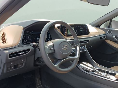 Used 2020 Hyundai Sonata Limited w/ Preferred Accessory Package FWD image 13