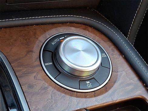 Used 2024 Nissan Armada SL w/ Captain's Chairs Package image 27