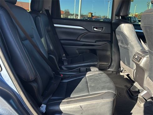Used 2019 Toyota Highlander XLE image 12