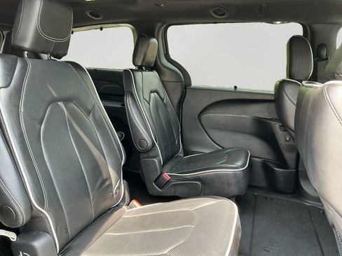 Used 2025 Chrysler Pacifica Limited FWD image 13